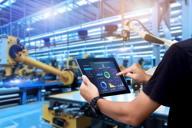 Predictive Maintenance Dashboard auf Tablet in Fabrikhalle